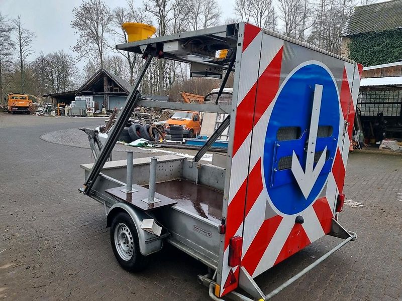 Mersch LED Absperrtafel 2017 Nissen Anlage Verkehrsleitanhänger Verkehrssicherungsanhänger Sperrwand Verkehrsleittafel Verkehrsleitanhänger